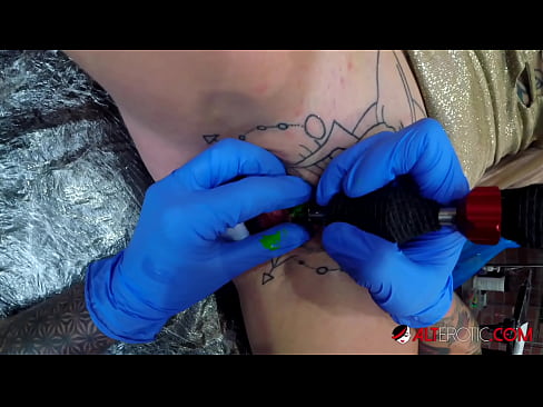 ❤️ Надзвичайно татуована красуня Саллі Севідж зробила татуювання на кліторі ❤️ Просто порно у нас uk.kiss-x-max.ru ❤